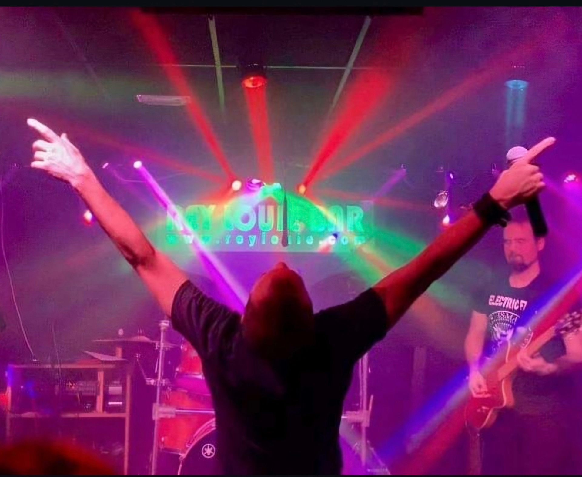 ElectricFire tocando en Rey Louie Bar