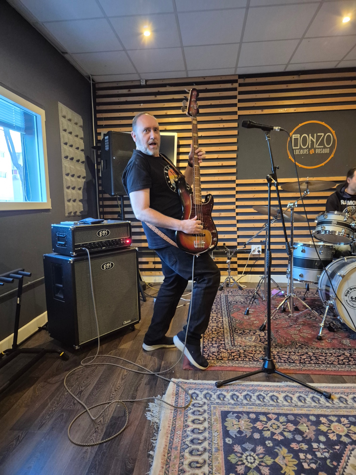 Bajista de ElectricFire en local de ensayo