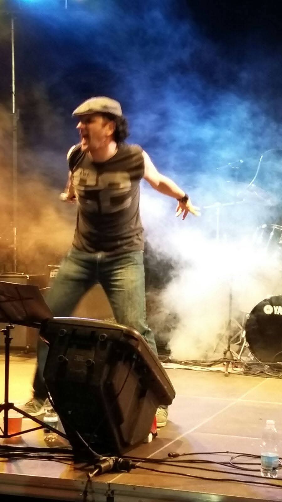 Cantante gritando al micro
