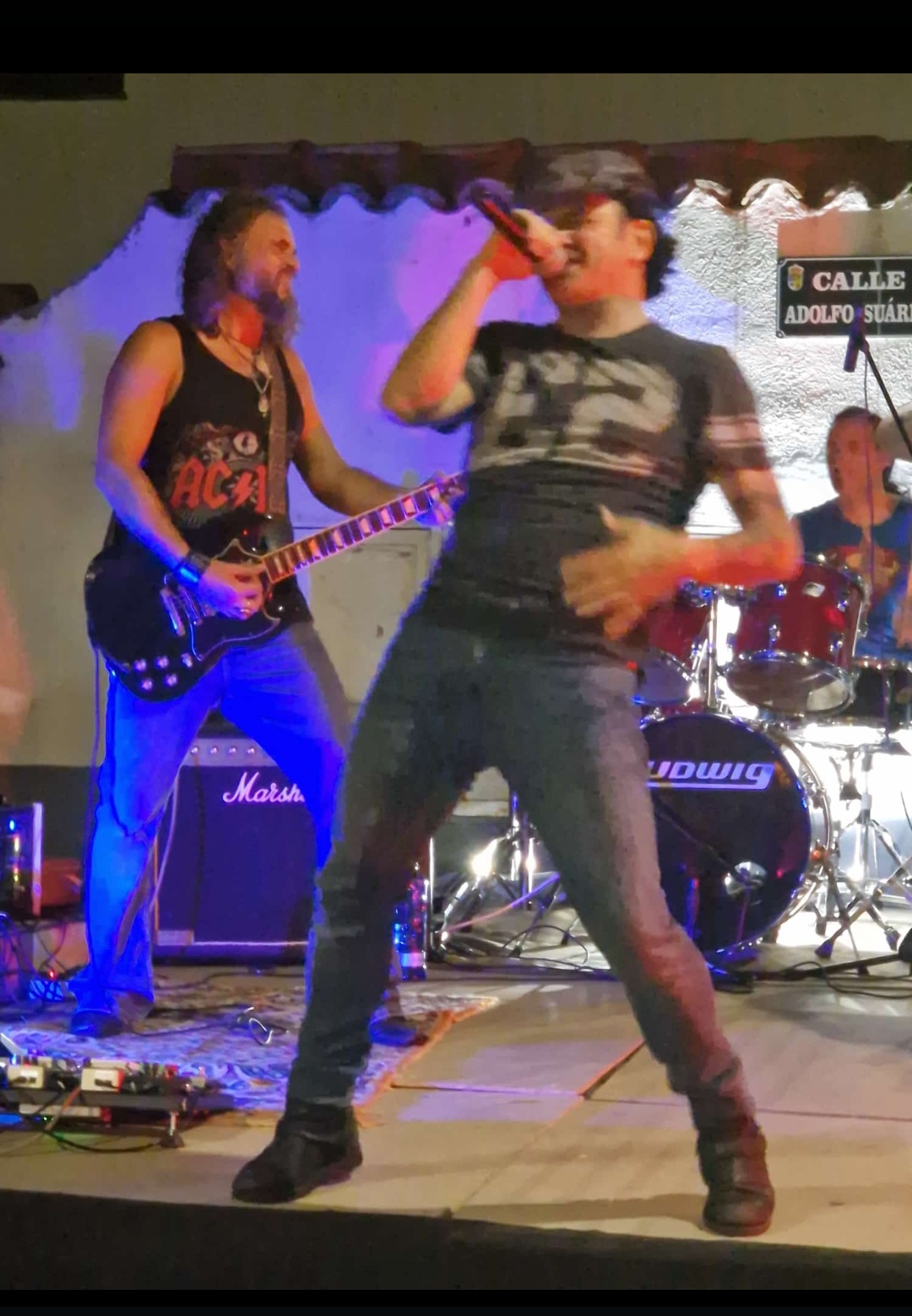 Cantante con camiseta AC/DC en directo
