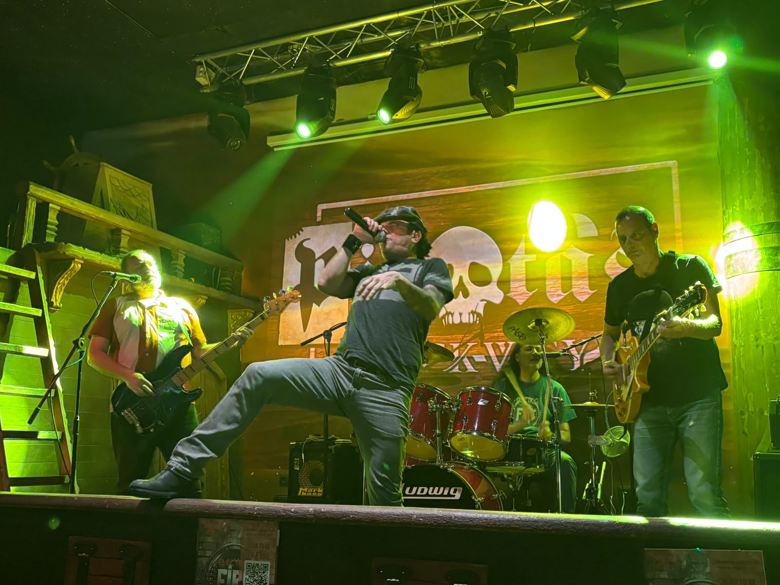 ElectricFire al completo en el escenario del Cactus Rock bajo luces verdes