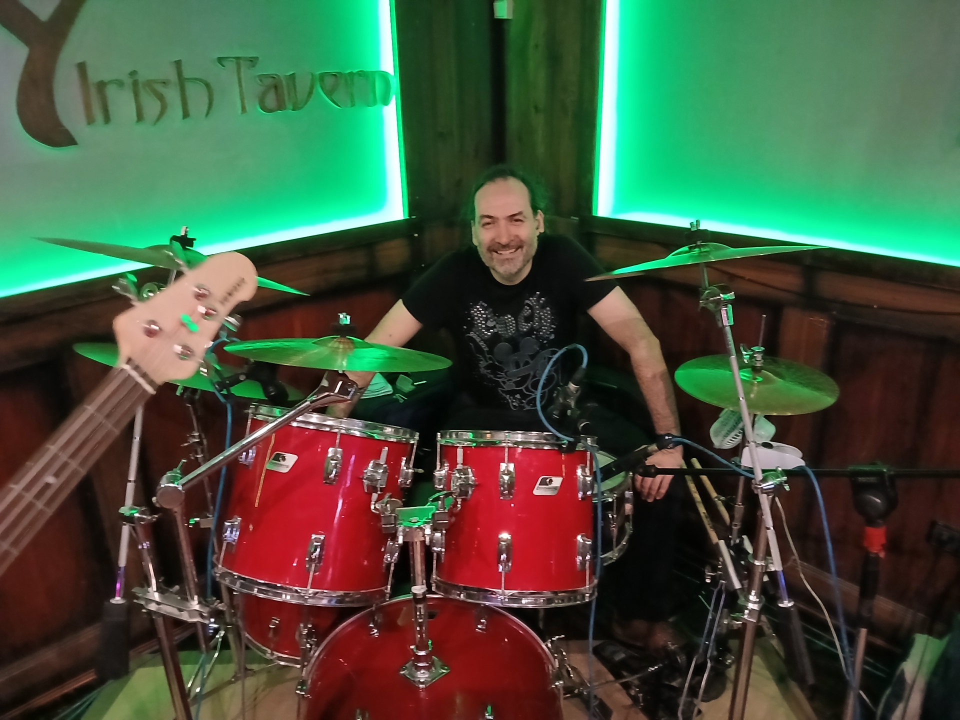 Batería sonriendo en Irish Tavern