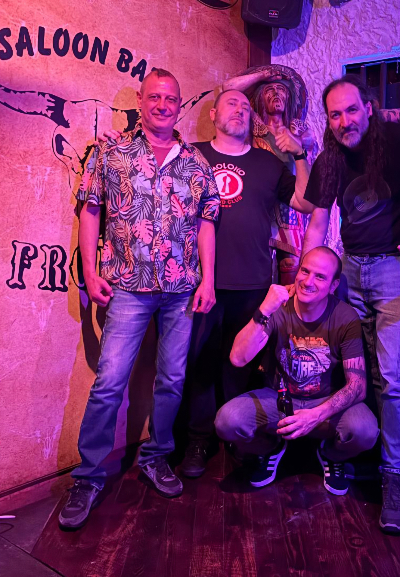 ElectricFire posando en Saloon Bar Frontera